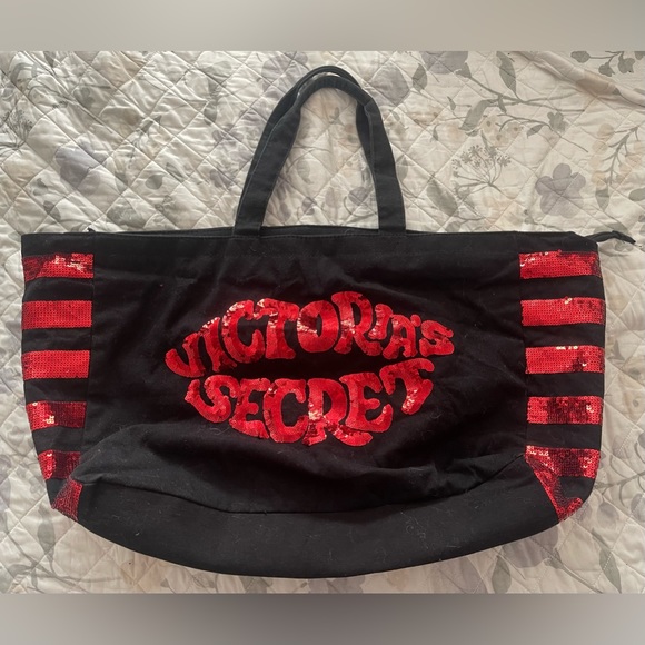 ♥️❤️🖤 Victoria's Secret Black & Red Sequin
Weekender Bag ❤️🖤♥️ - Picture 3 of 8
